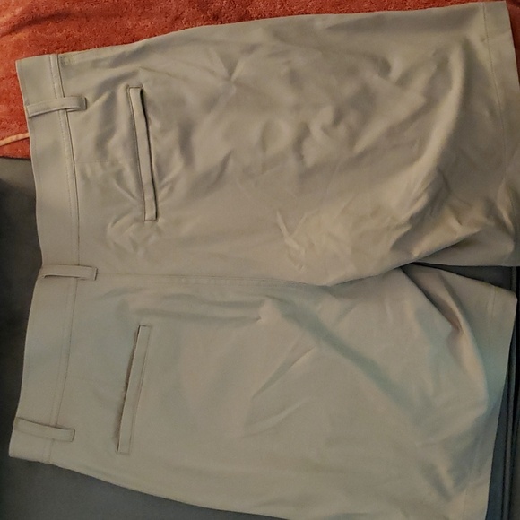 32 Degrees Men's Classic Stretch Woven 9-Inch Short - Dusty Khaki/32 - Picture 2 of 4